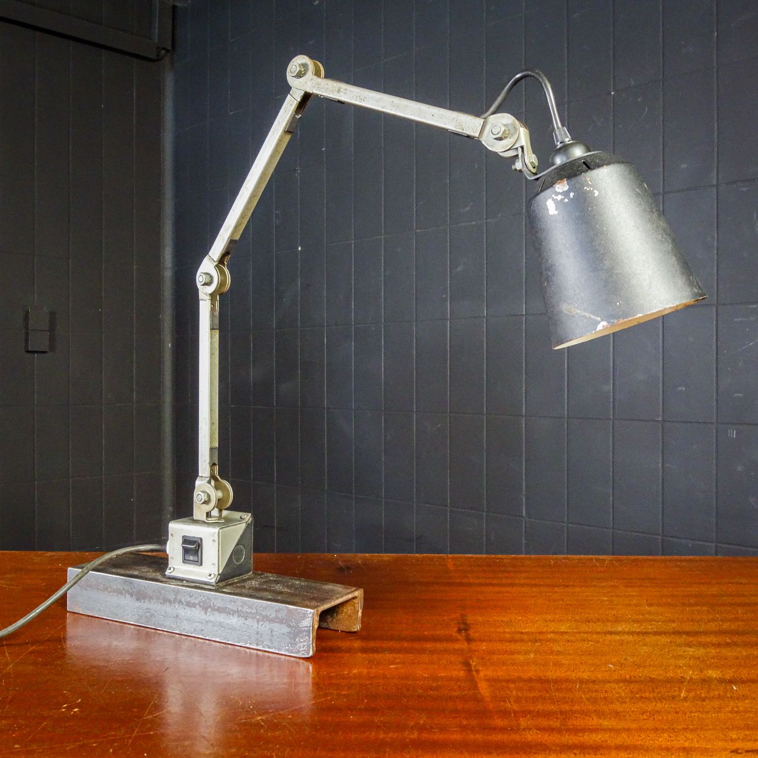 Industriële Ijzeren Tafellamp – Jaren 1950