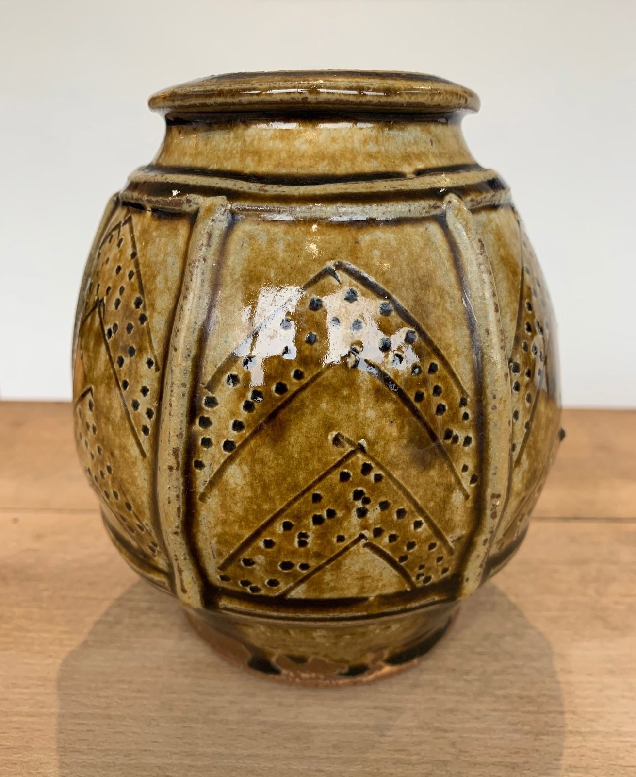 Superb Mike Dodd (British B.1943)  Facetted Studio Pottery Vase Decorated With Chevron Motif Design photo vinterior