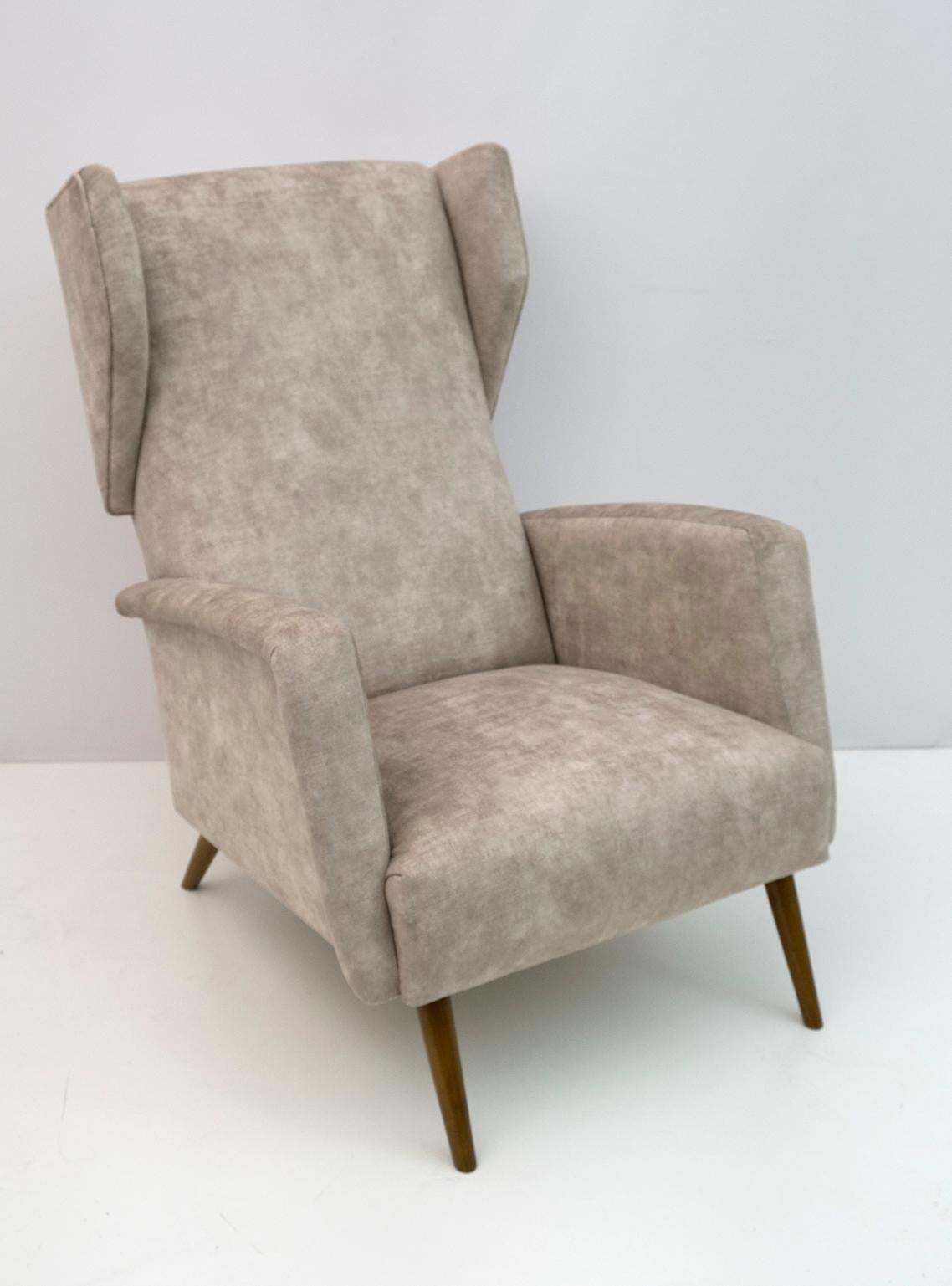 Pair Of Gio Ponti Mid Century Modern Italian Velvet "Alata" Lounge Chairs, 1950s photo vinterior