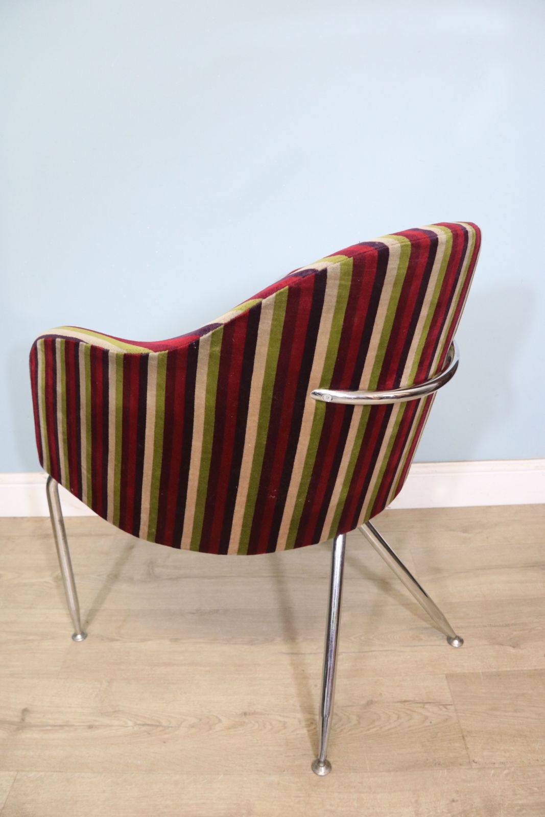 photo furniture A Lovely Set Of 4 Vintage Striped Upholstery And Chrome Framed Bow Back Tub Chairs