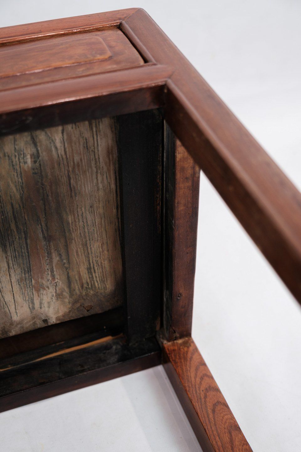 photo furniture A Set Of Chinese Side Tables With Drawer In Polished Dark Wood From The 1880s.