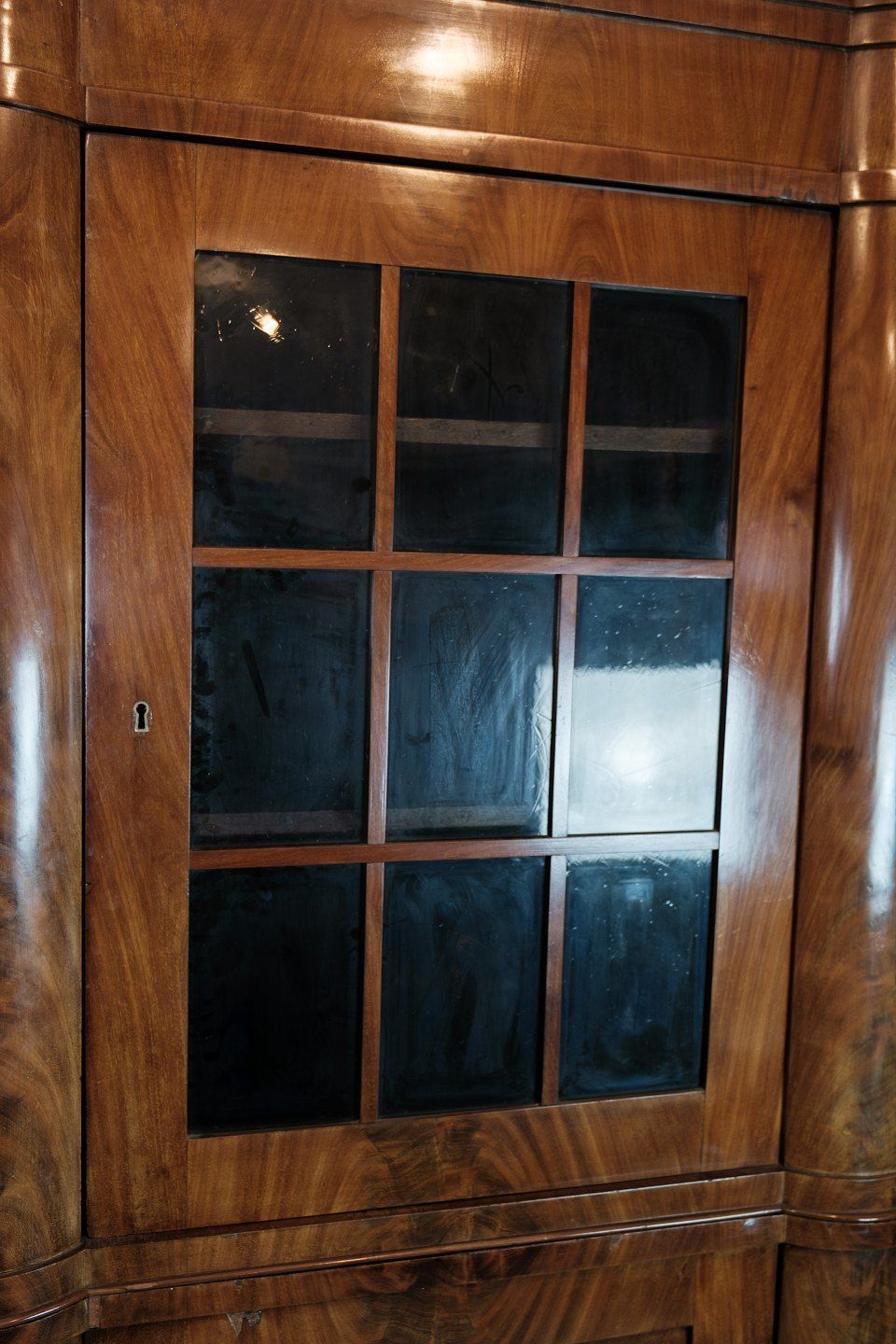 Antique North German Corner Cabinet In Late Empire In Polished Mahogany From The 1840s. photo vinterior