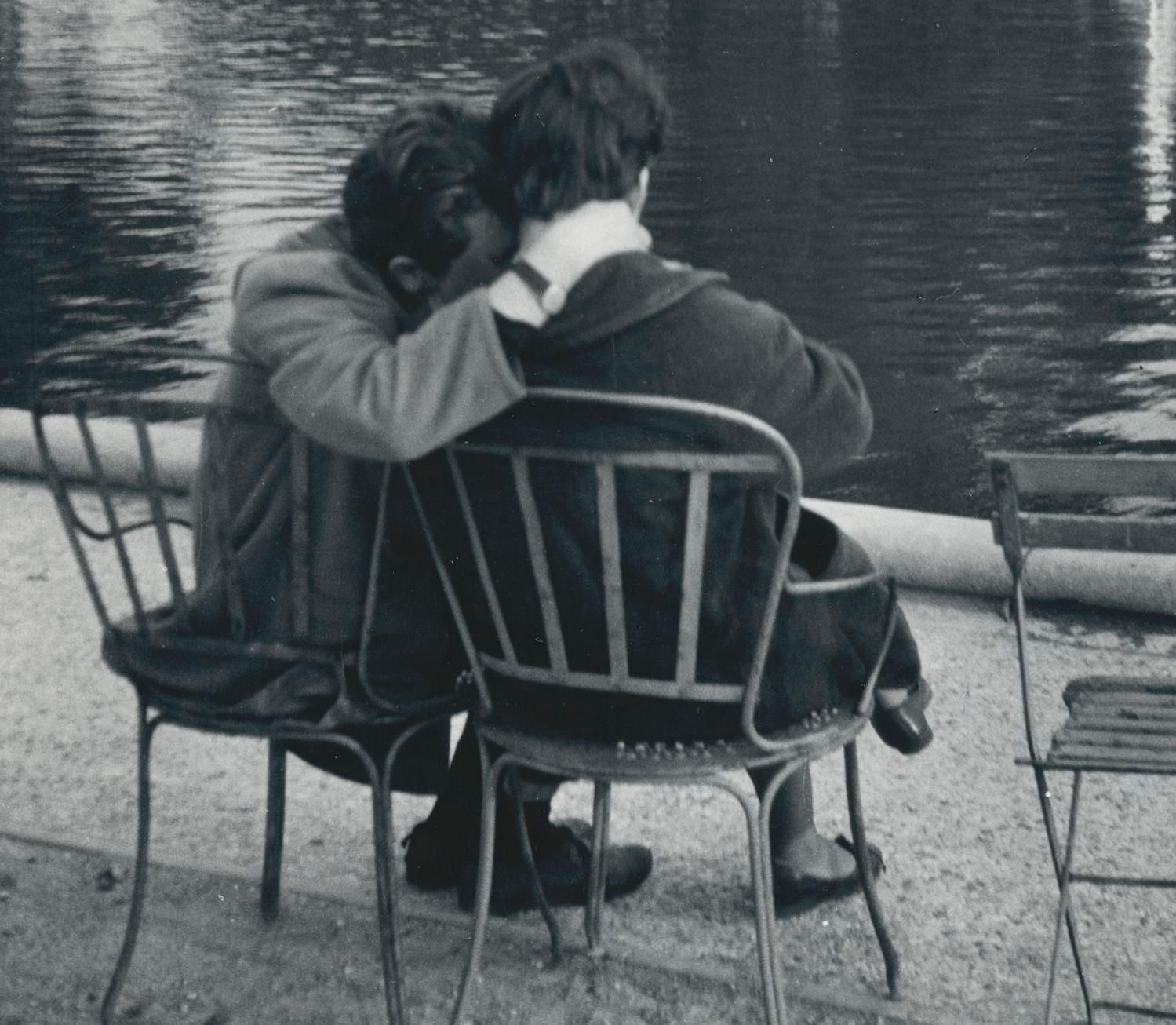 Couple, Lover, Street Photography, Paris, 1950s, 23,2 X 15,3 Cm 1955 photo furniture