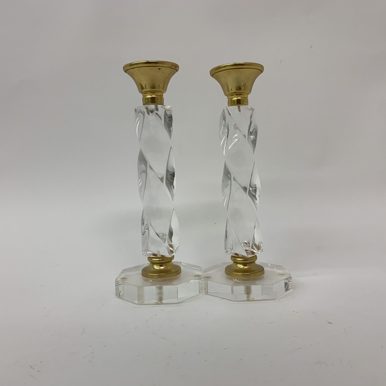photo vinterior Set Van 2 Gedraaide Kandelaars In Lucite. Ca. Jaren 1970.