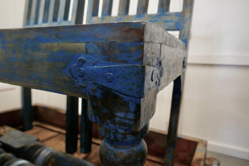 photo vinterior Large Carved Folk Art Painted Table And 6 Chairs