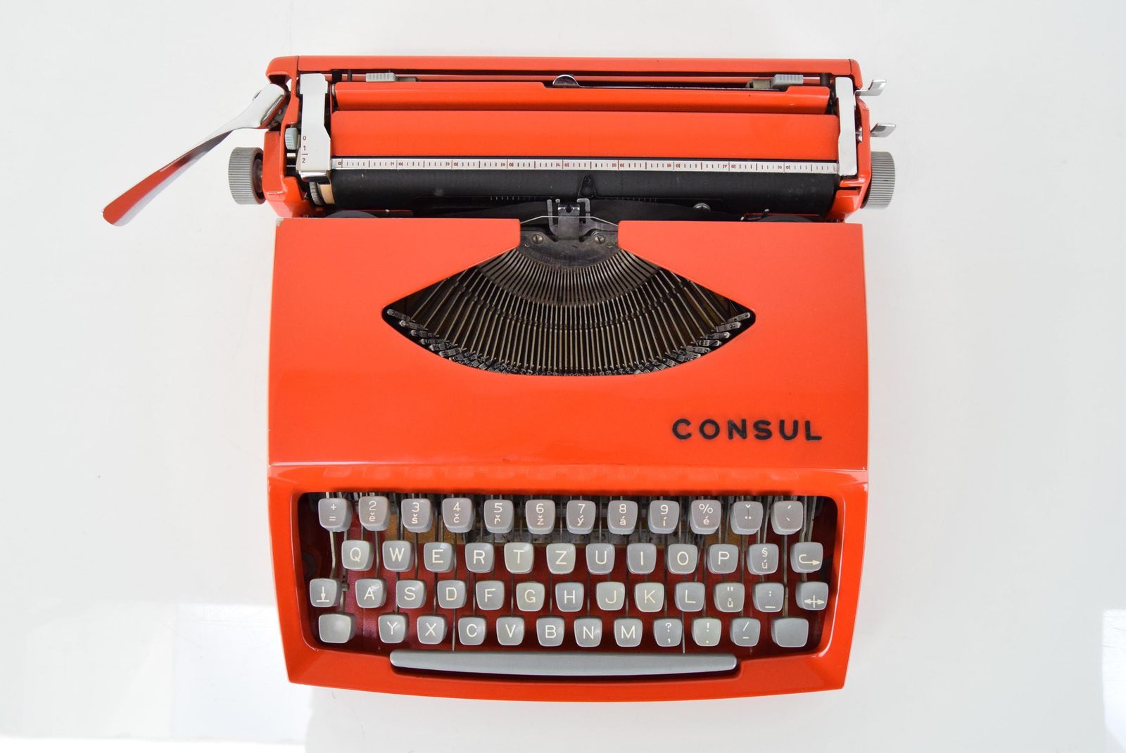 Mid Century Typemachine Consul, Ca. Jaren 1960. photo furniture