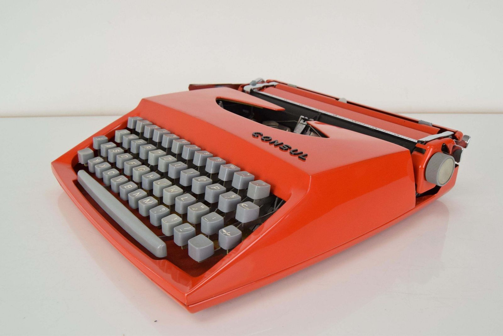 Mid Century Typemachine Consul, Ca. Jaren 1960. photo Woonaccessoires