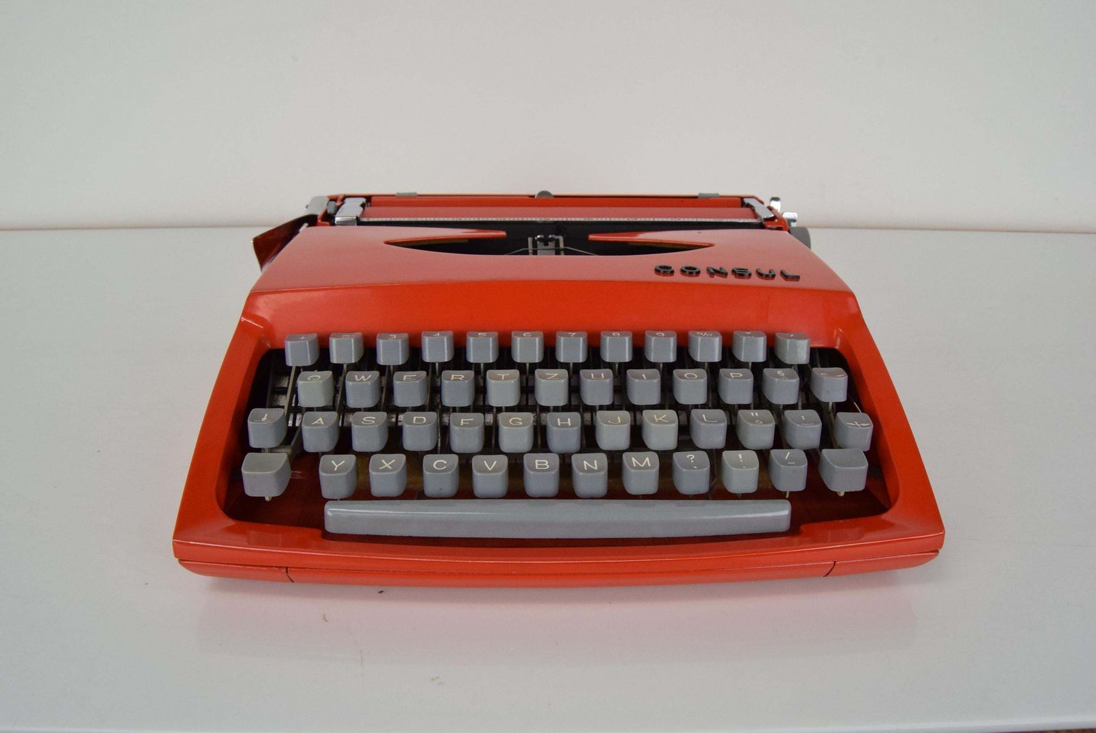 photo vinterior Mid Century Typemachine Consul, Ca. Jaren 1960.