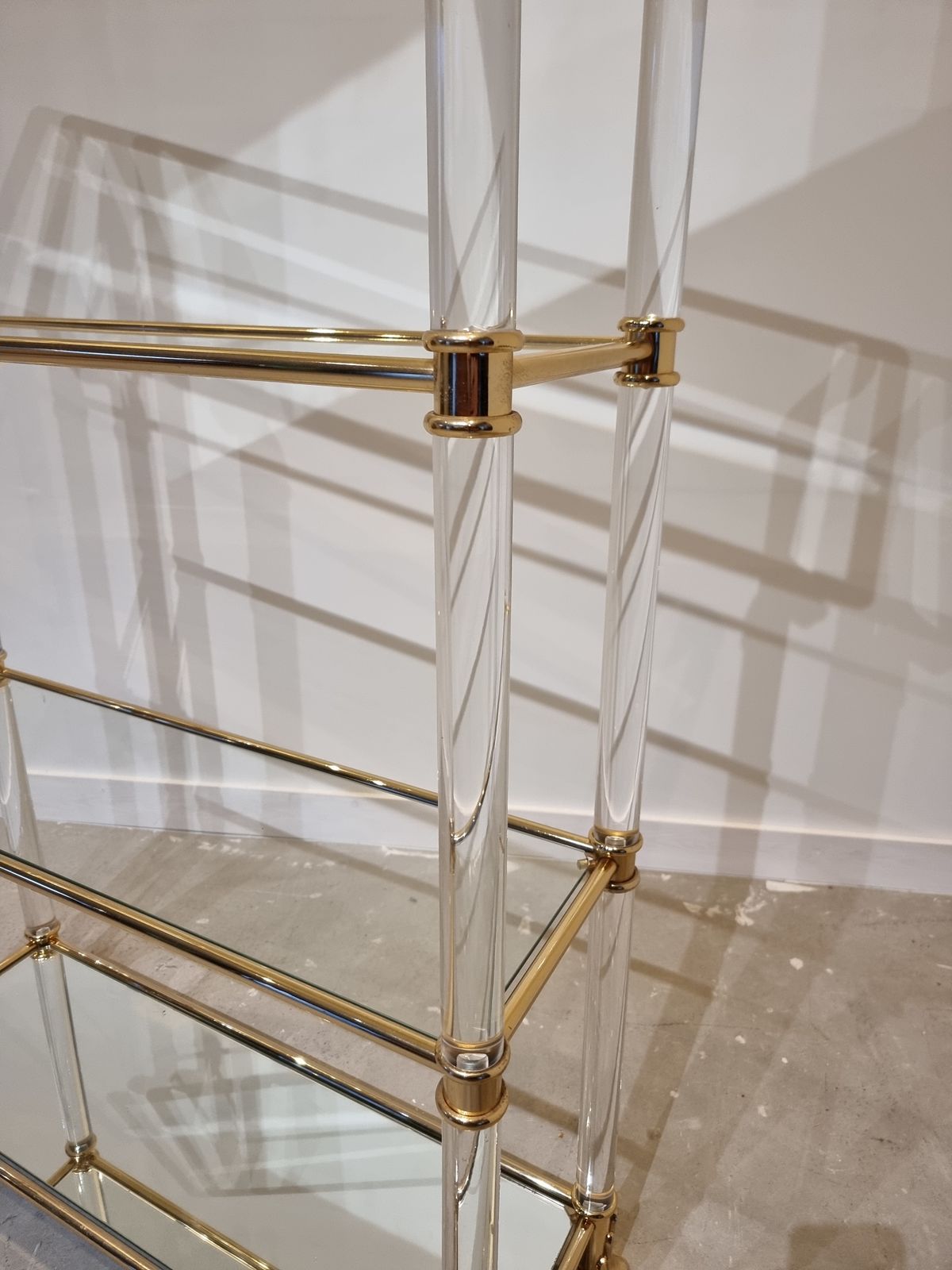 Mid Century Messing En Lucite étagère, Ca. Jaren 1970 photo vinterior