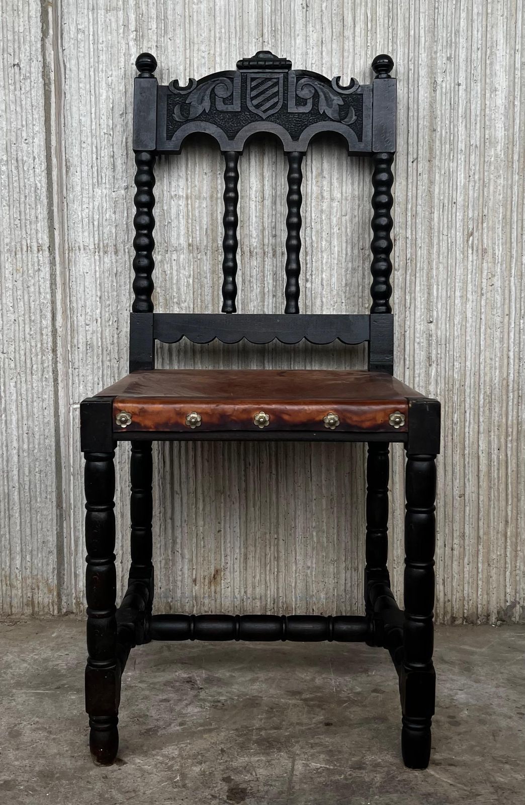 Chaises à manger françaises Henri II en chêne brun sculpté, revêtement en cuir, XIXe siècle photo furniture