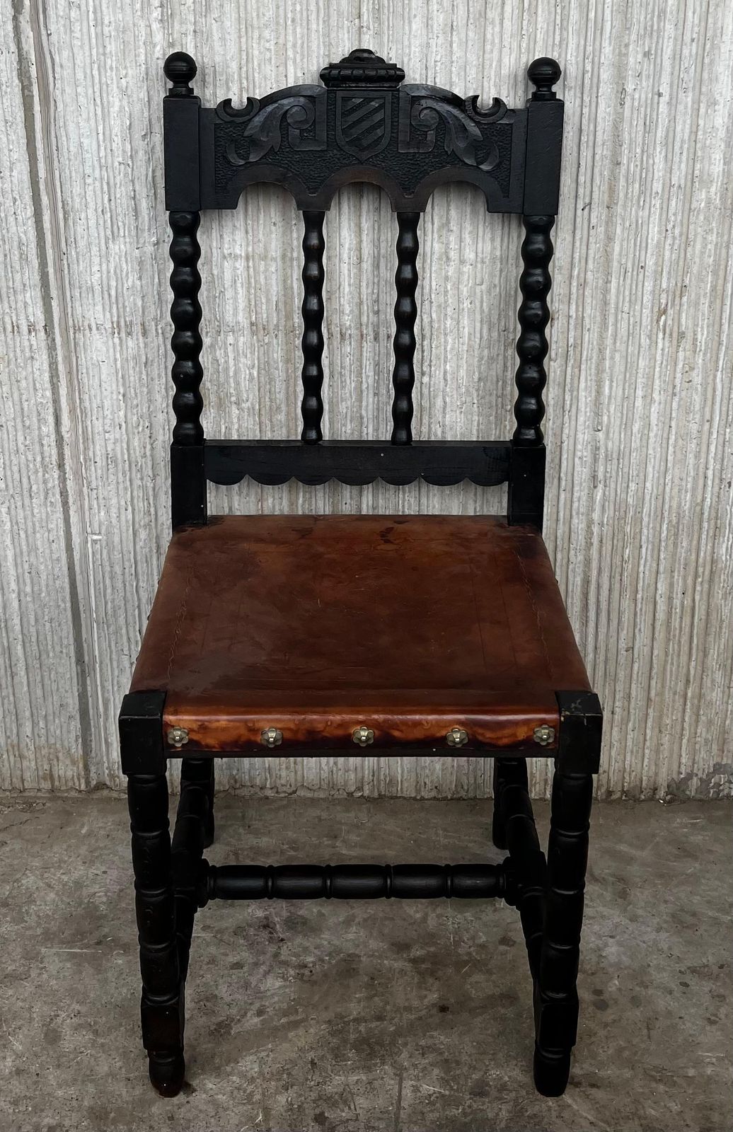 Chaises à manger françaises Henri II en chêne brun sculpté, revêtement en cuir, XIXe siècle photo for sale
