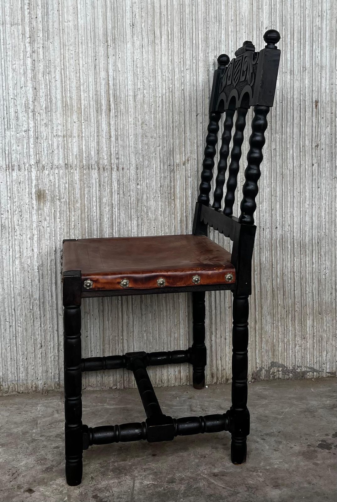 Chaises à manger françaises Henri II en chêne brun sculpté, revêtement en cuir, XIXe siècle photo Mobilier