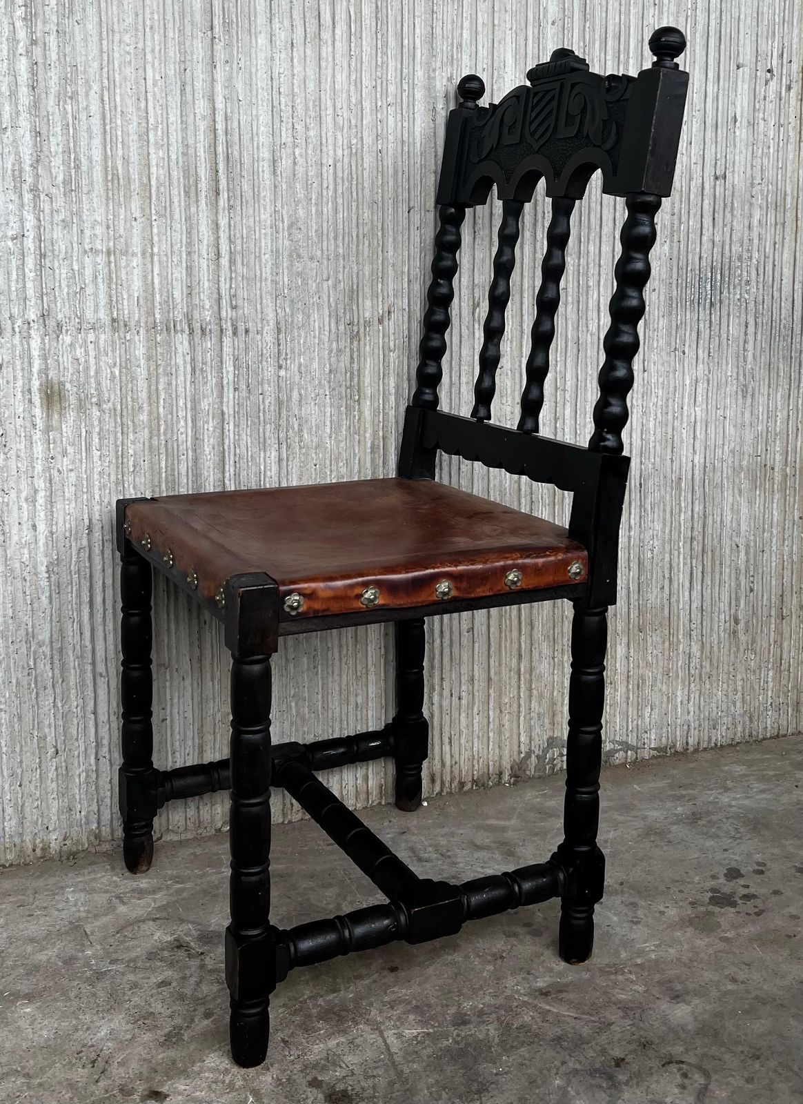 Chaises à manger françaises Henri II en chêne brun sculpté, revêtement en cuir, XIXe siècle photo vinterior