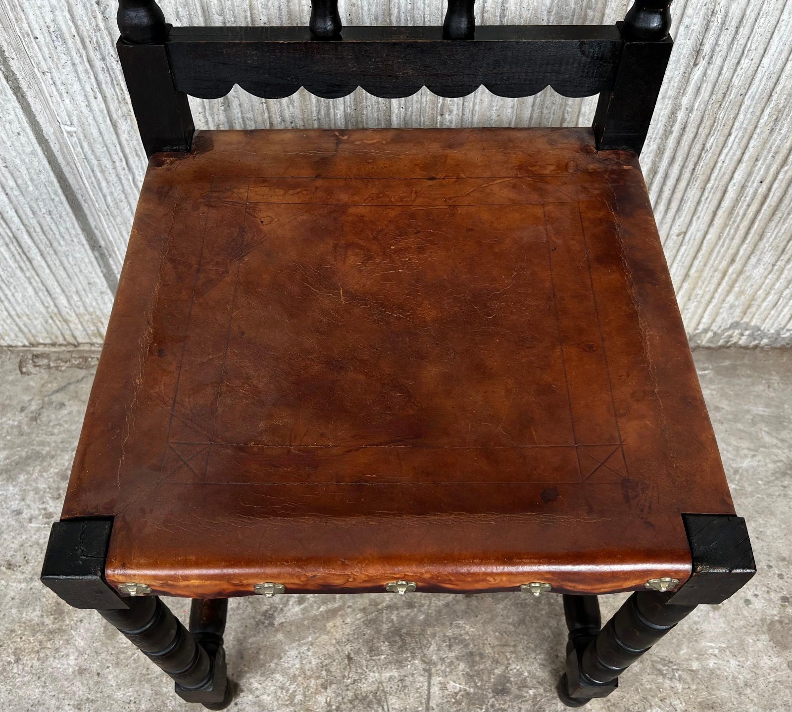 photo furniture Chaises à manger françaises Henri II en chêne brun sculpté, revêtement en cuir, XIXe siècle