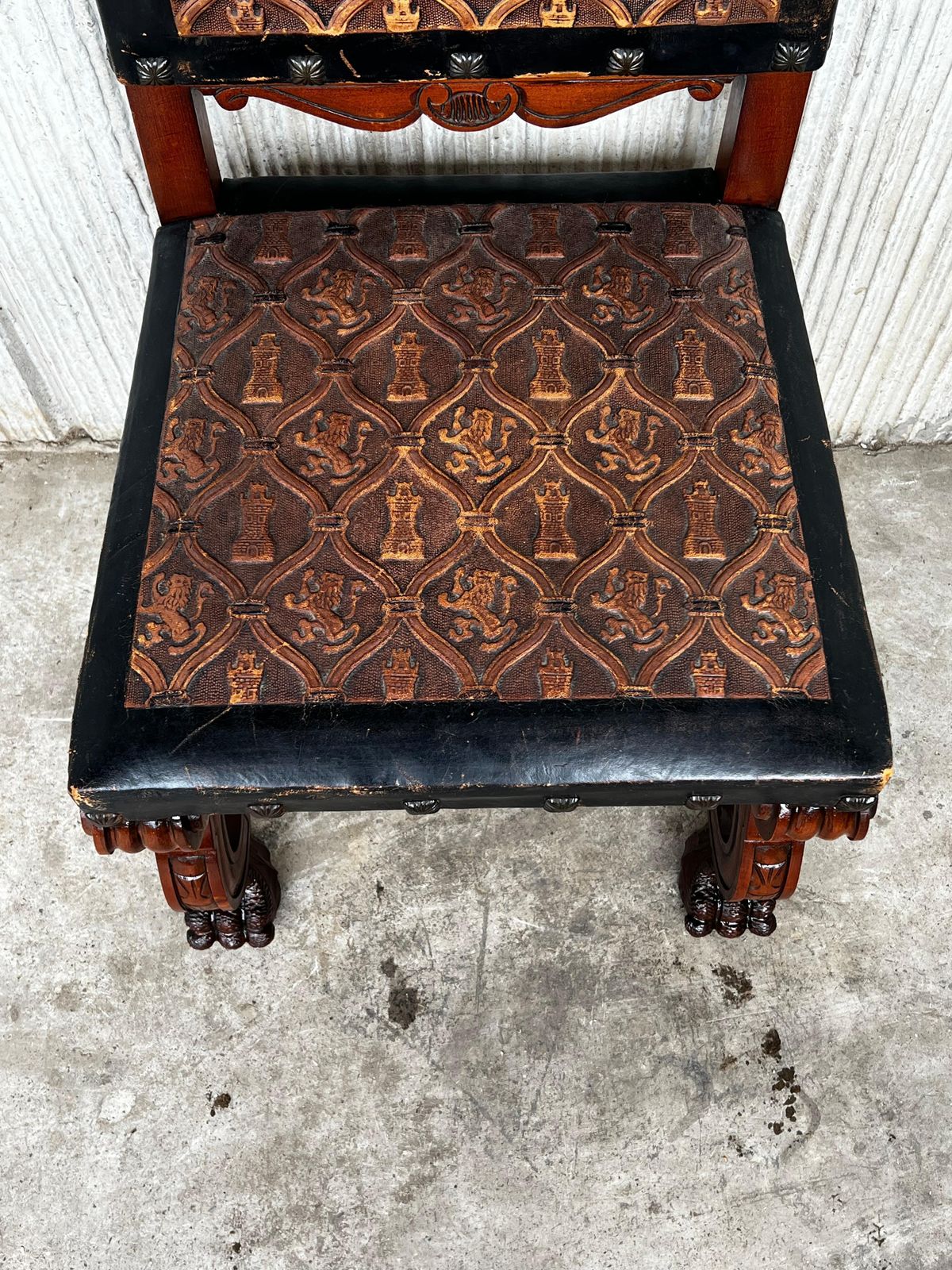 photo furniture Ensemble de six chaises espagnoles sculptées en cuir repoussé noir et brun, début du XXe siècle