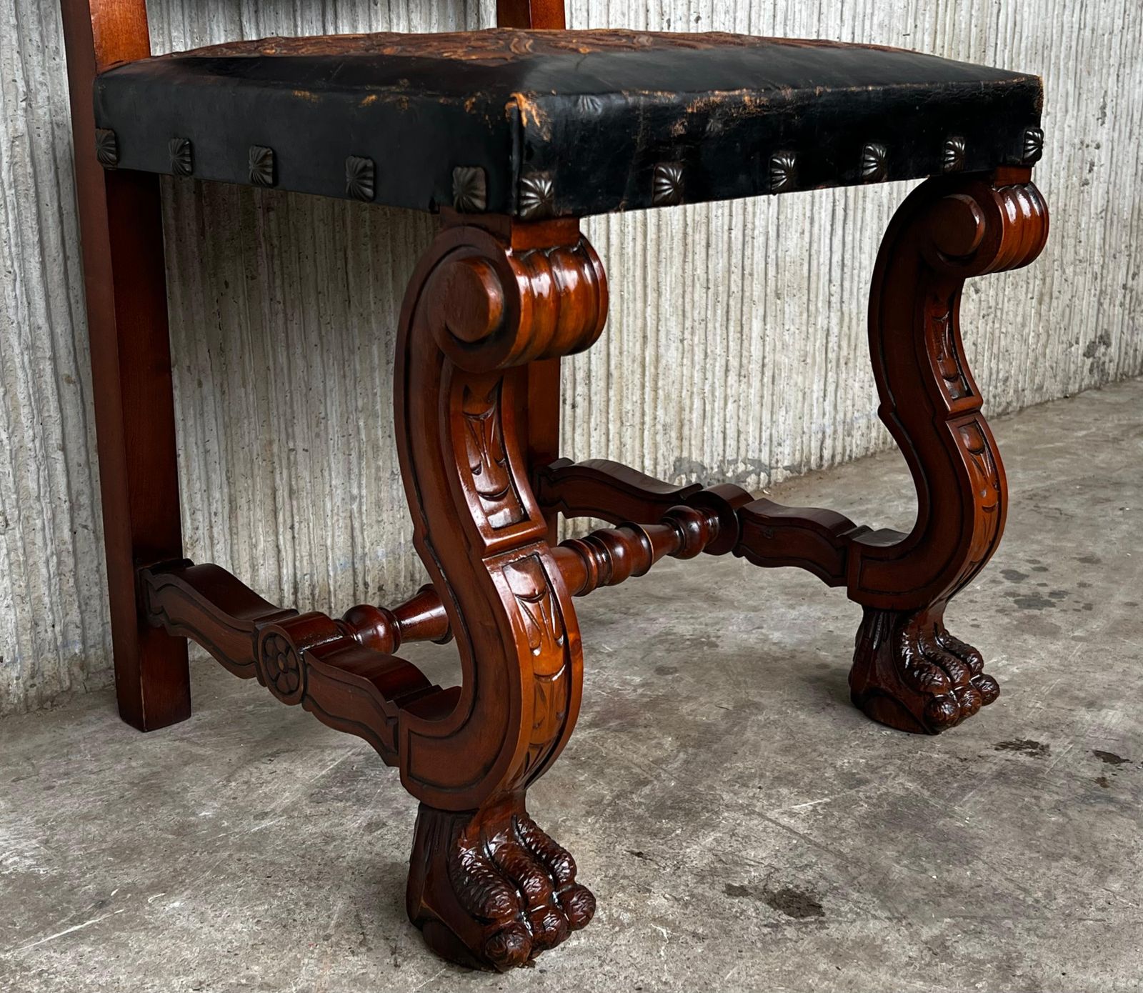 Mobilier Ensemble de six chaises espagnoles sculptées en cuir repoussé noir et brun, début du XXe siècle photo