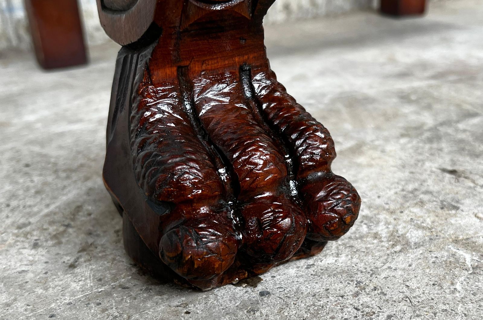photo vinterior Early 20th Set Of Six Spanish Carved Chairs With Black & Brown Embossed Leather