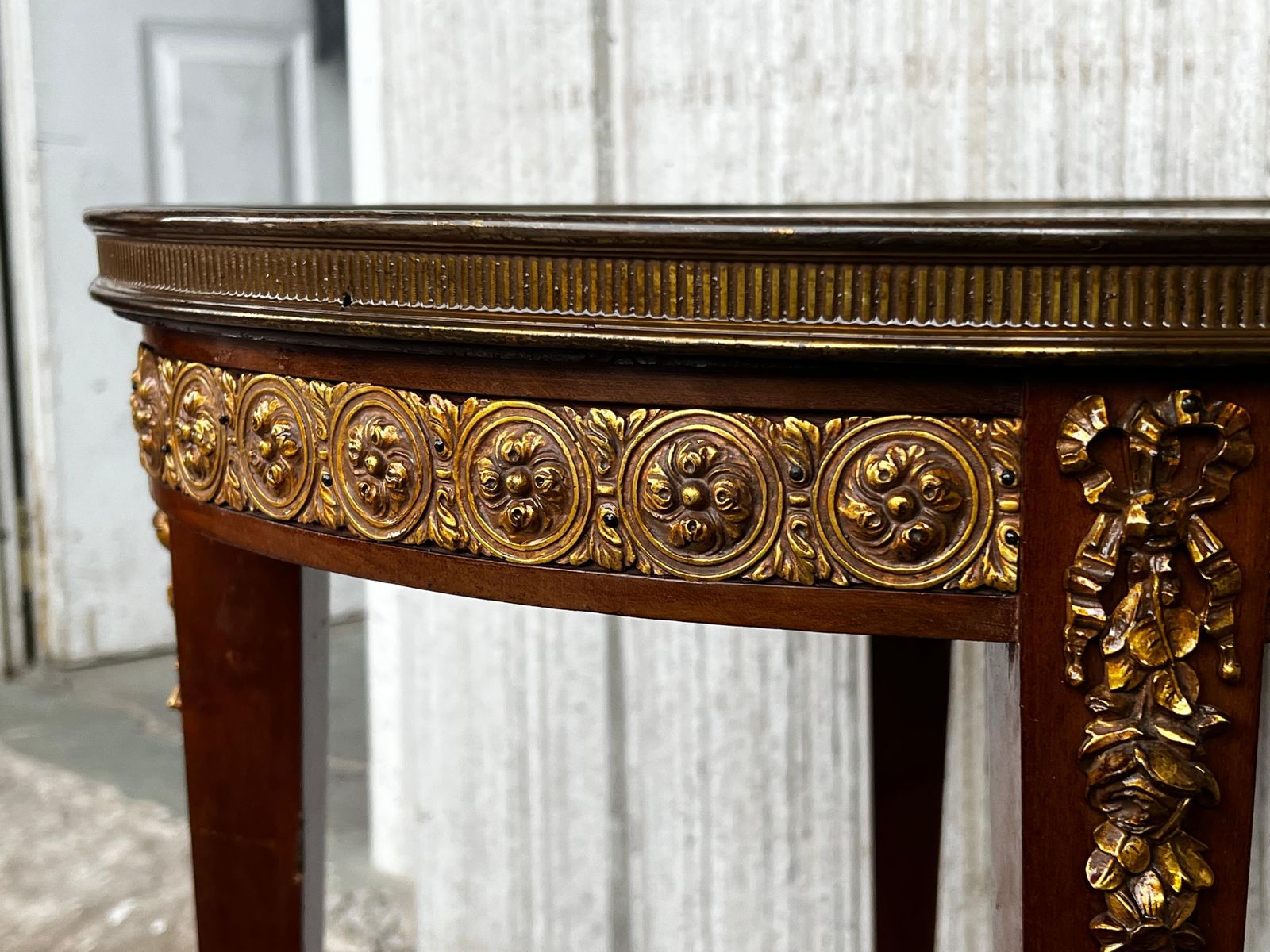 Table d'appoint française de style Louis XVI en bronze, marbre rond et chêne, XXe siècle photo buy
