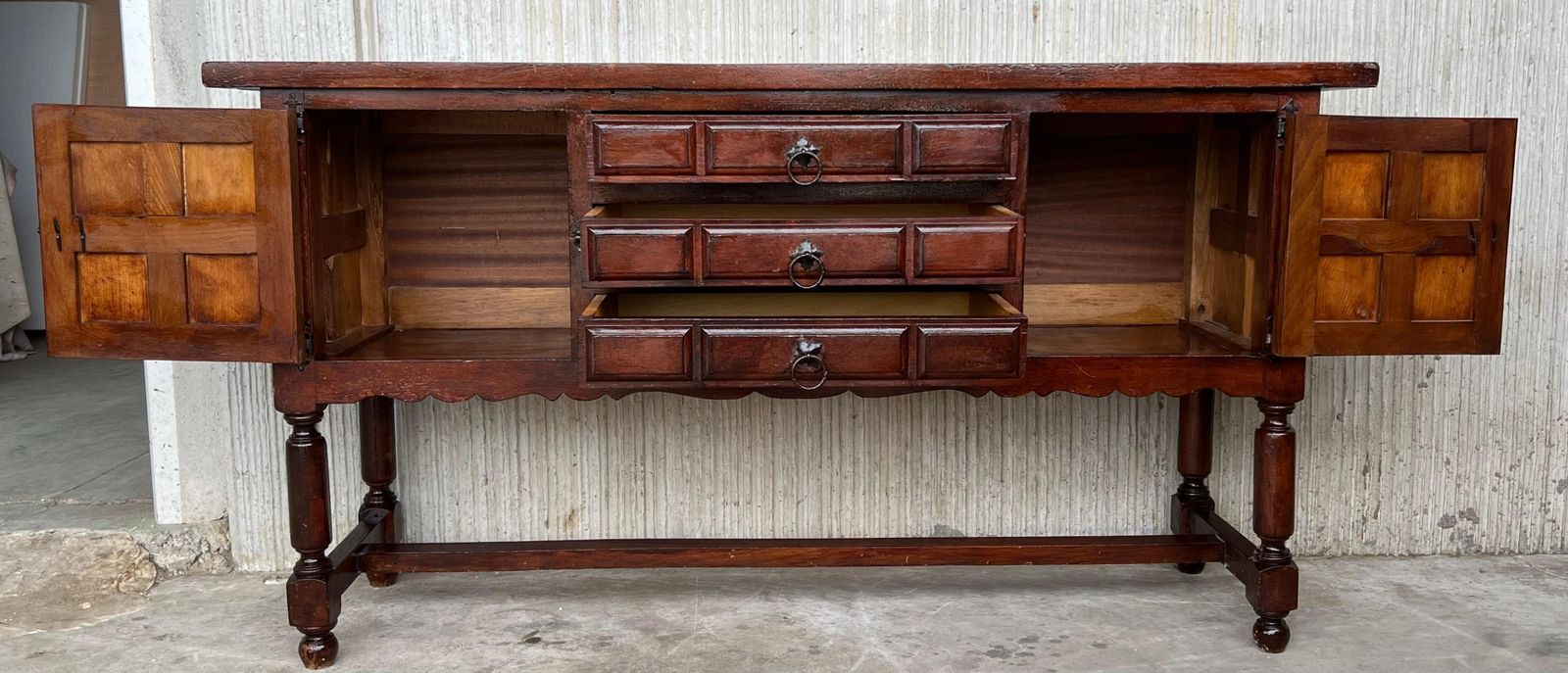 Mobilier Buffet espagnol à deux portes et trois tiroirs avec quincaillerie d'époque photo