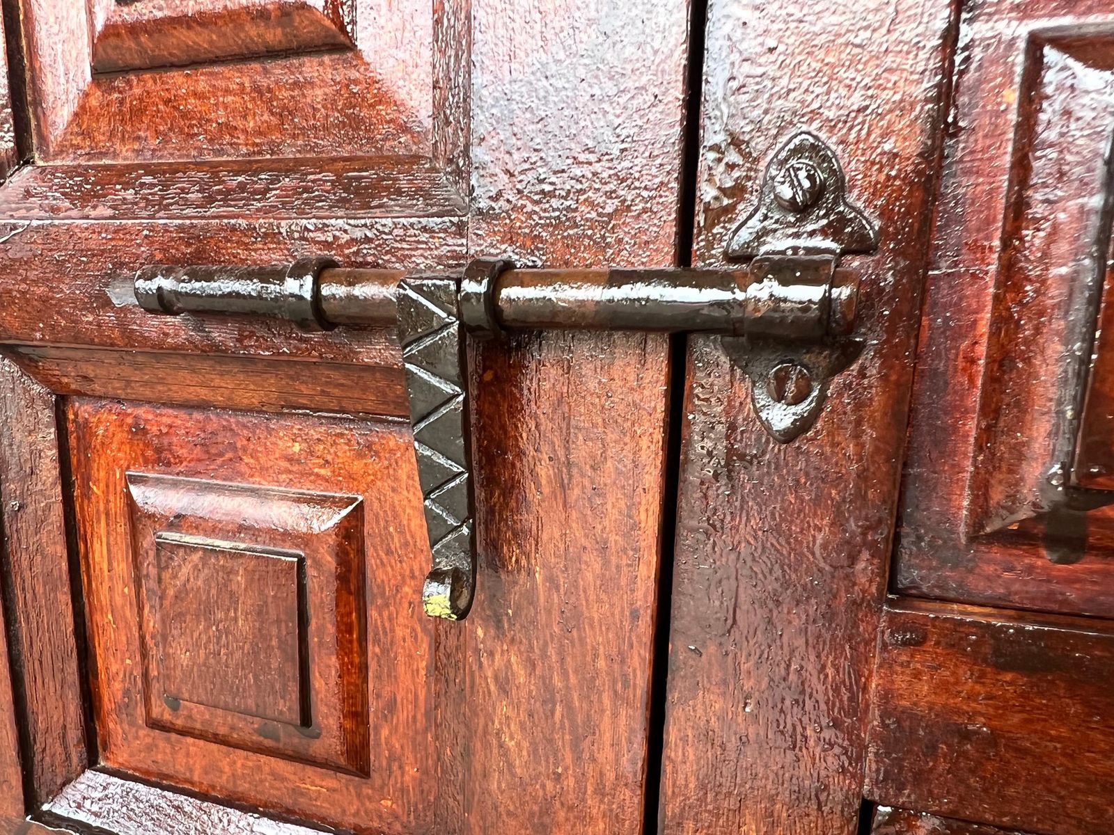 photo buy Buffet espagnol à deux portes et trois tiroirs avec quincaillerie d'époque