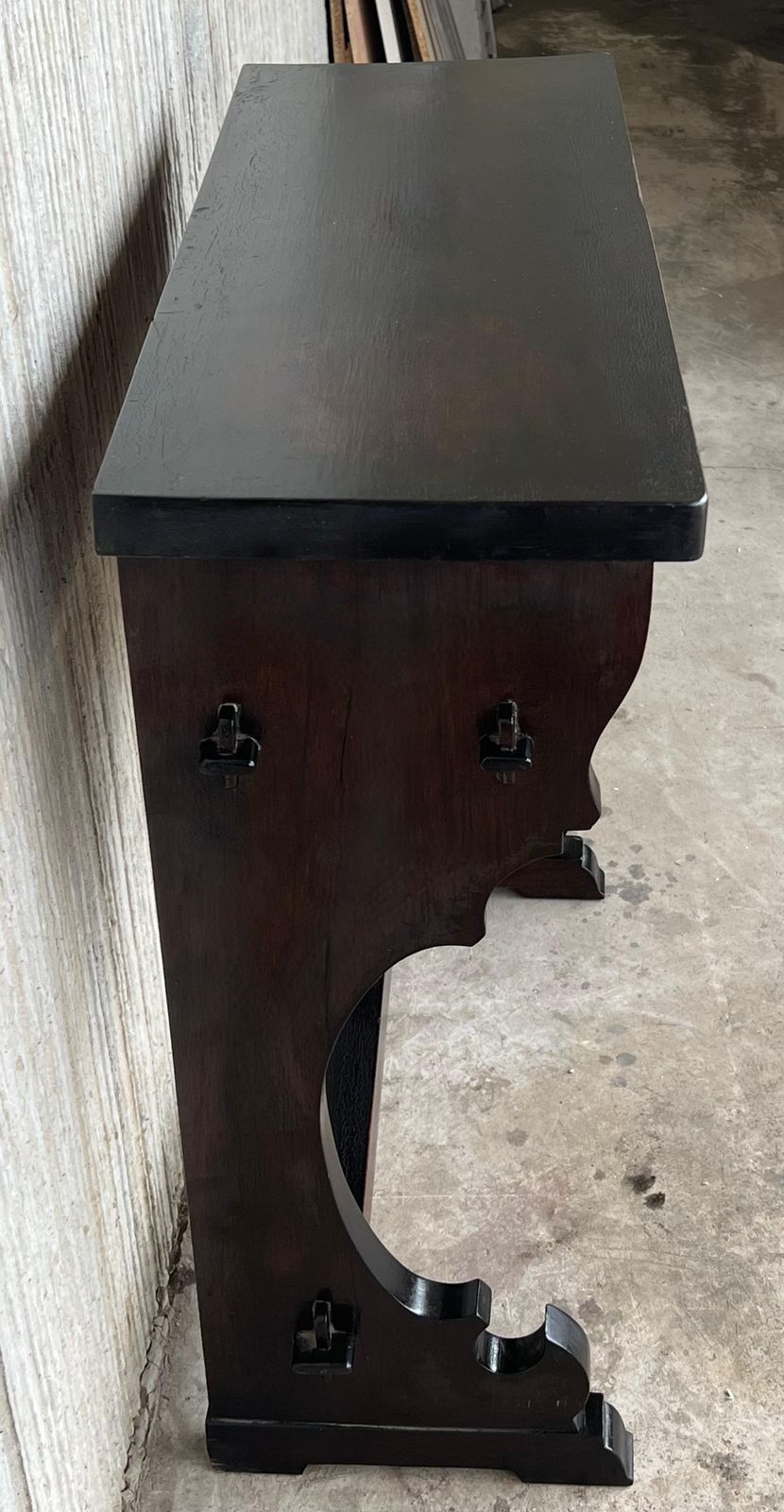 Console étroite de style colonial espagnol à deux tiroirs, ferrures en fer forgé photo Mobilier