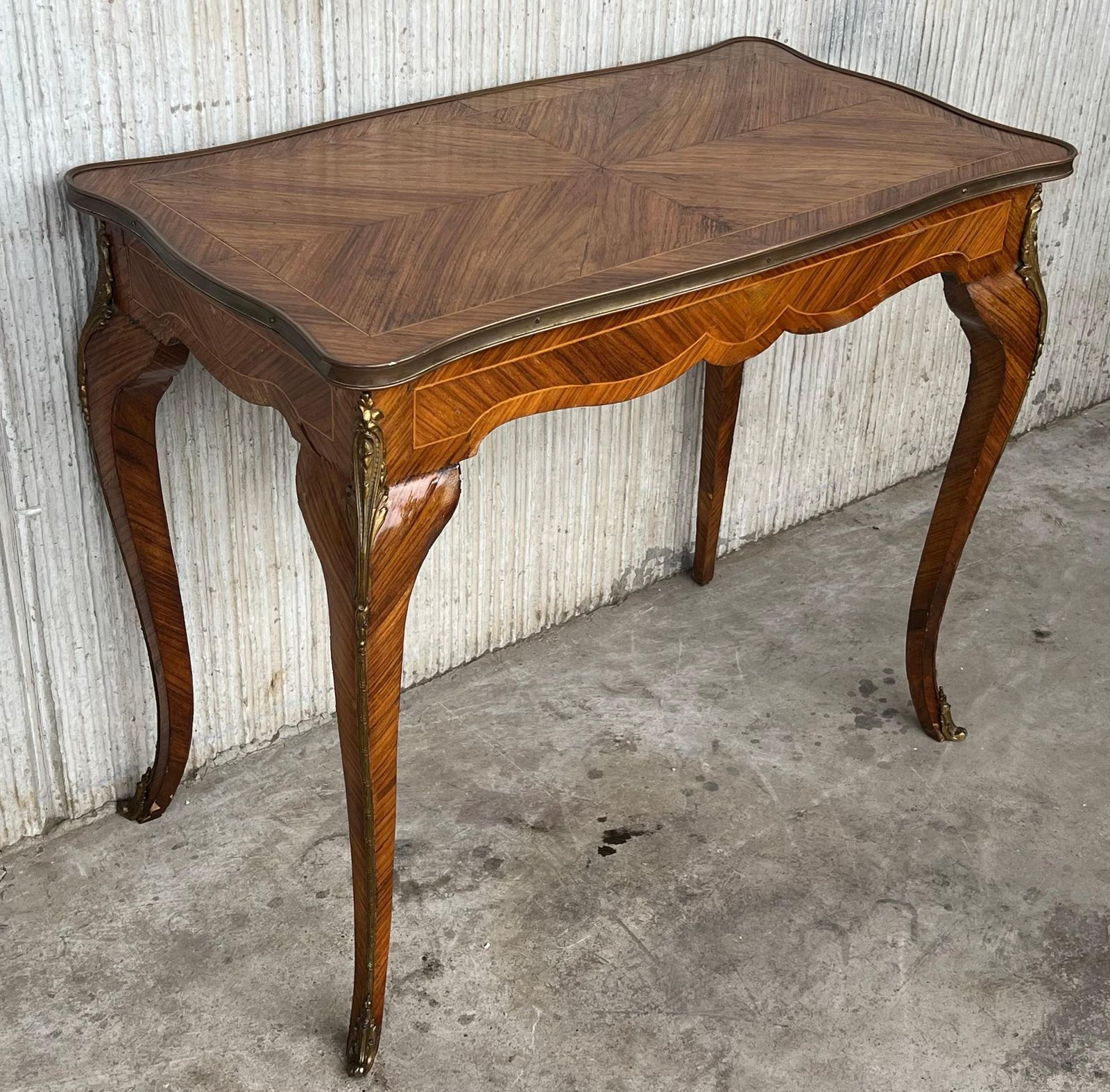 Table centrale ou de bureau française en marqueterie, montures en bronze ormolu photo 2872.0