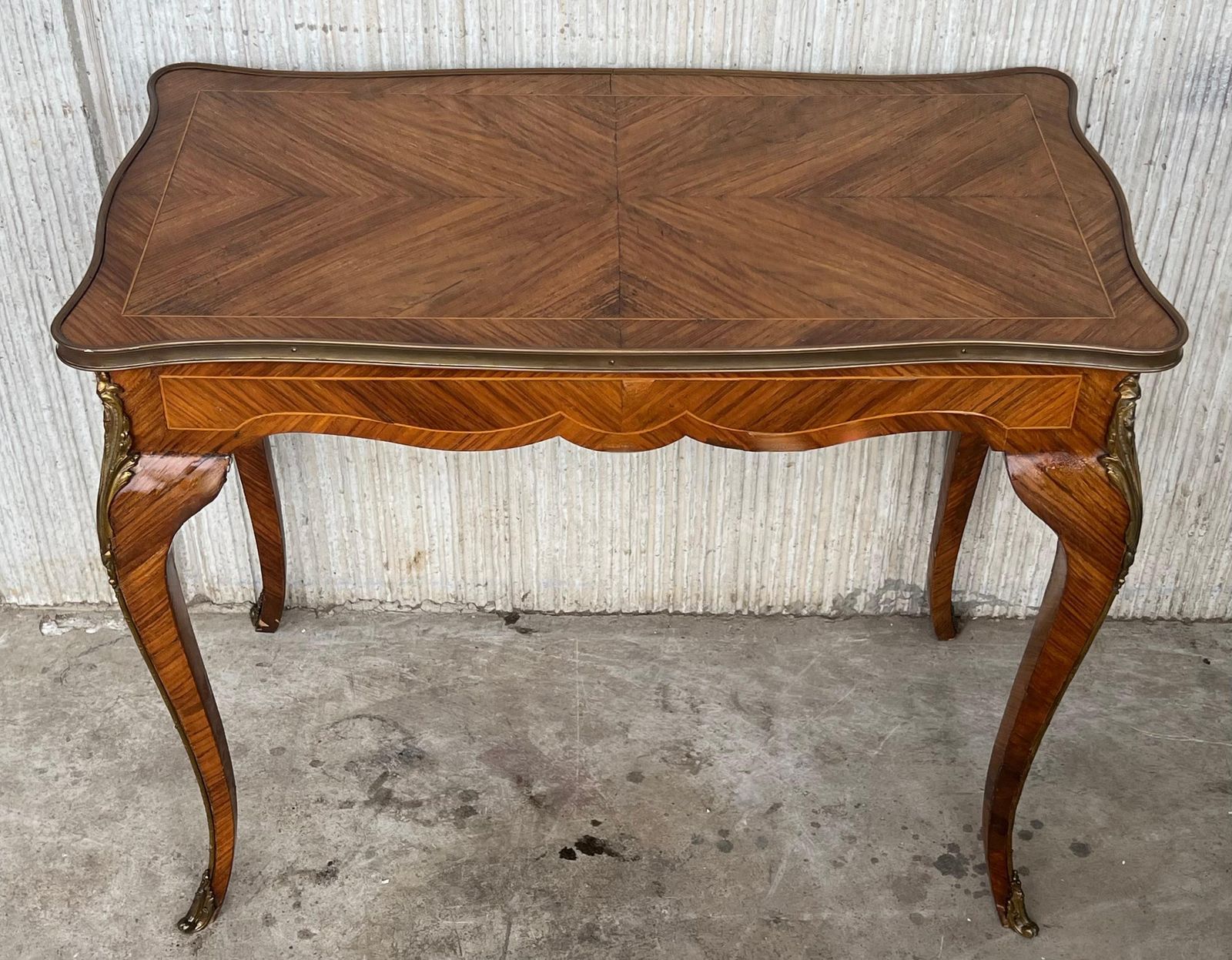 Table centrale ou de bureau française en marqueterie, montures en bronze ormolu photo buy