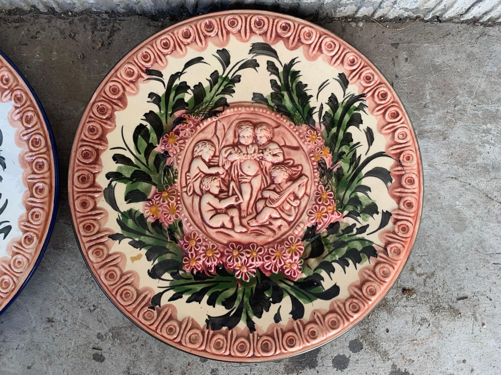 Plat en relief en terre cuite, Espagne, XIXe siècle, décor de chérubins et fleurs photo Décoration