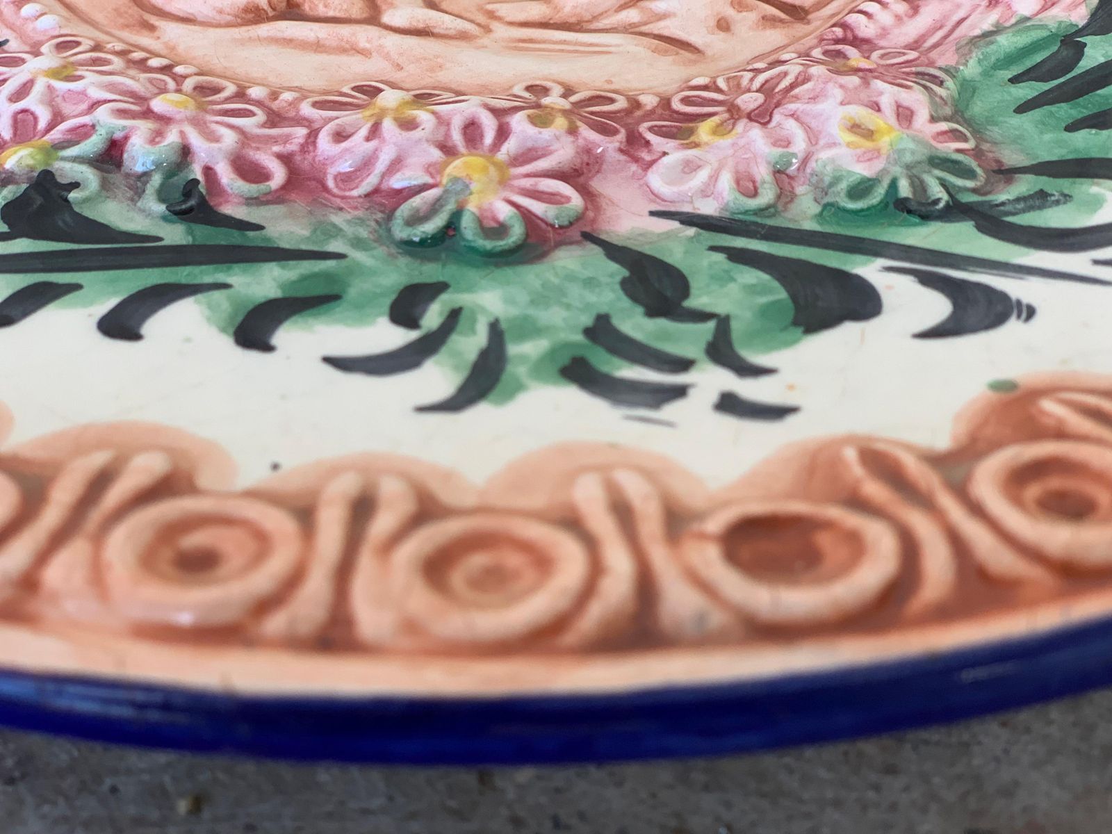 Plat en relief en terre cuite, Espagne, XIXe siècle, décor de chérubins et fleurs photo 2149.0