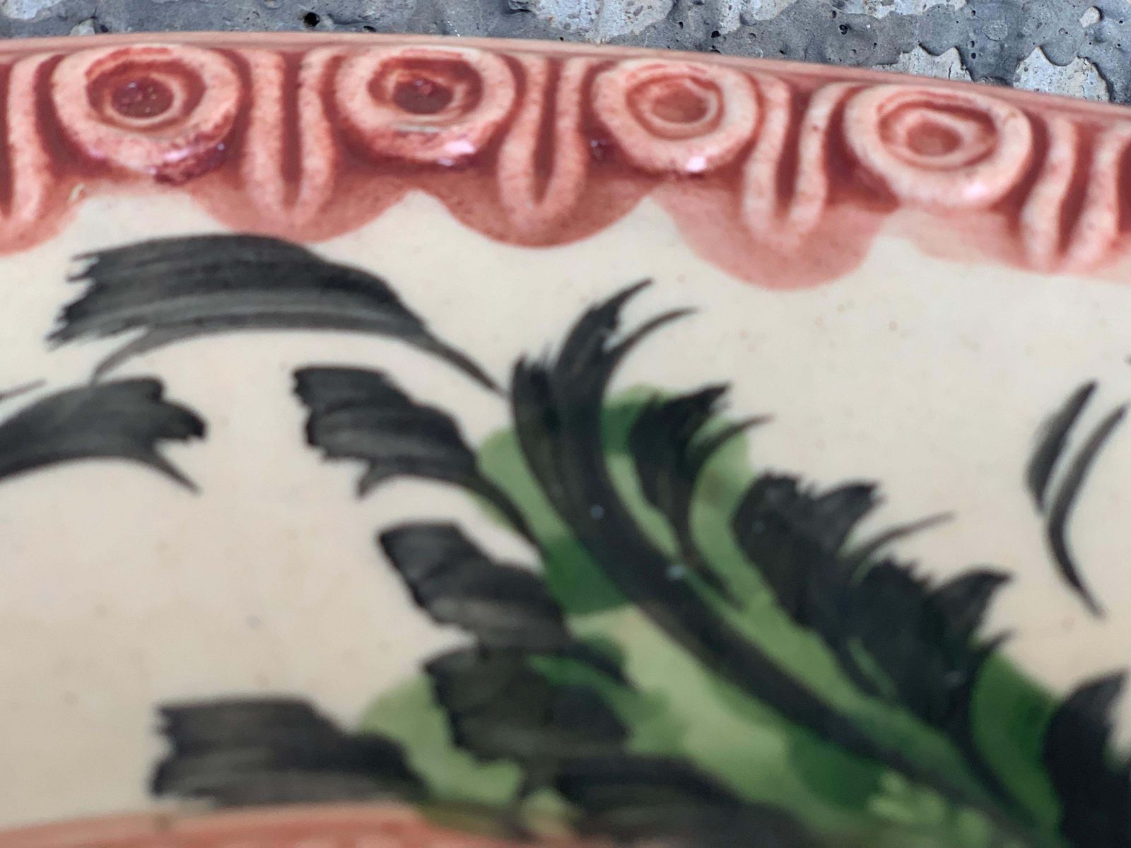 photo furniture Plat en relief en terre cuite, Espagne, XIXe siècle, décor de chérubins et fleurs