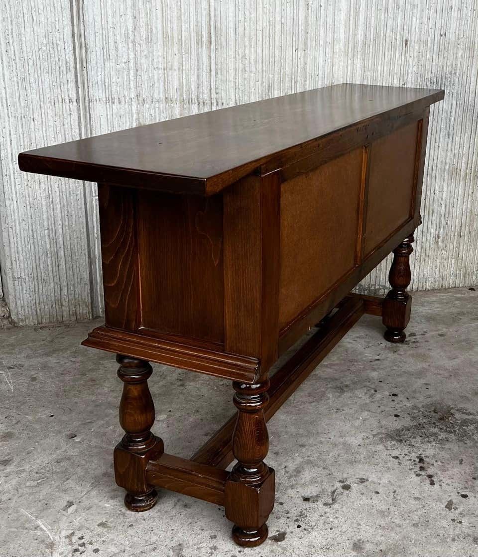 Console espagnole à quatre tiroirs sculptés avec quincaillerie d'époque photo vintage