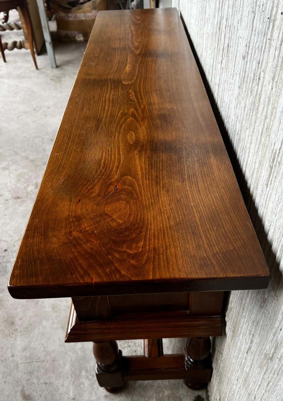photo furniture Console espagnole à quatre tiroirs sculptés avec quincaillerie d'époque