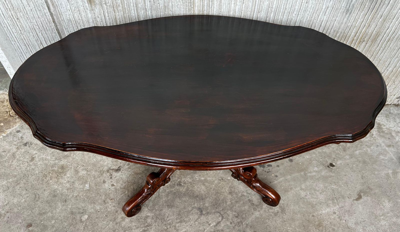 Table basse espagnole sculptée sur pied central Mariano Garcia, XXe siècle photo Mobilier