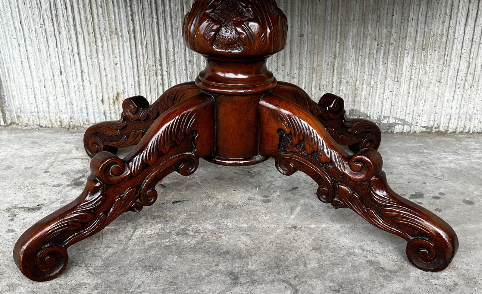 Table basse espagnole sculptée sur pied central Mariano Garcia, XXe siècle photo vintage