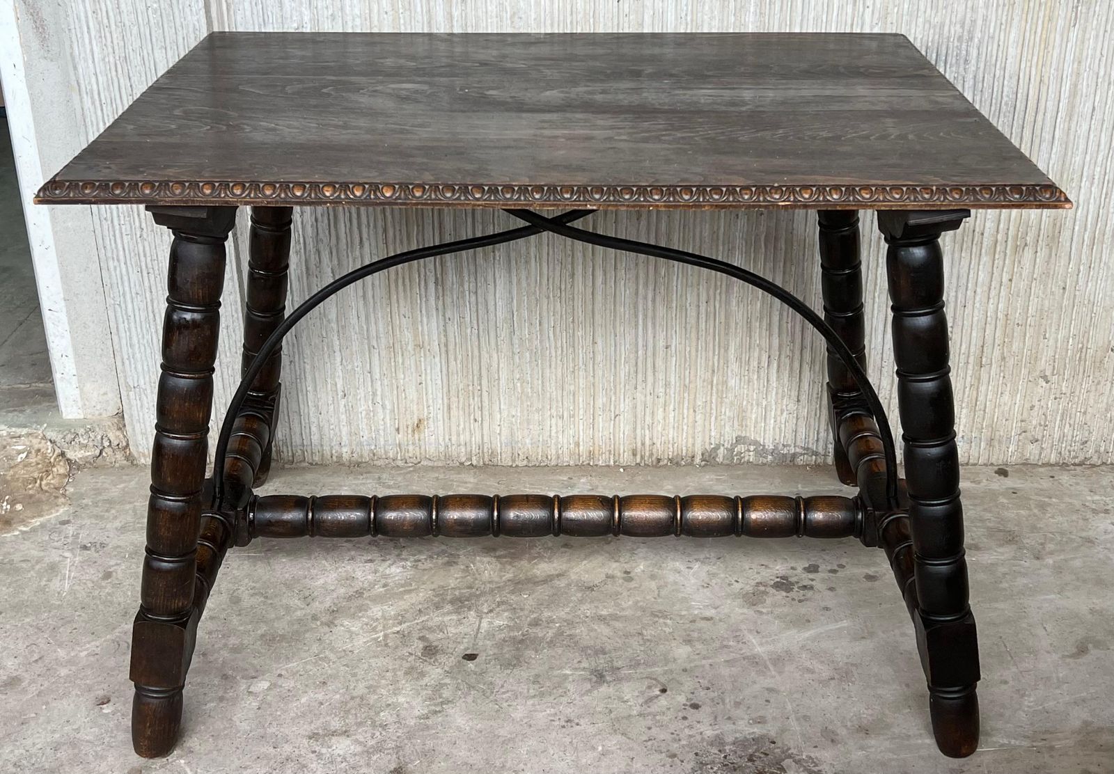 Table d'appoint espagnole du XIXe siècle, pieds tournés sculptés et entretoise en bois photo vinterior