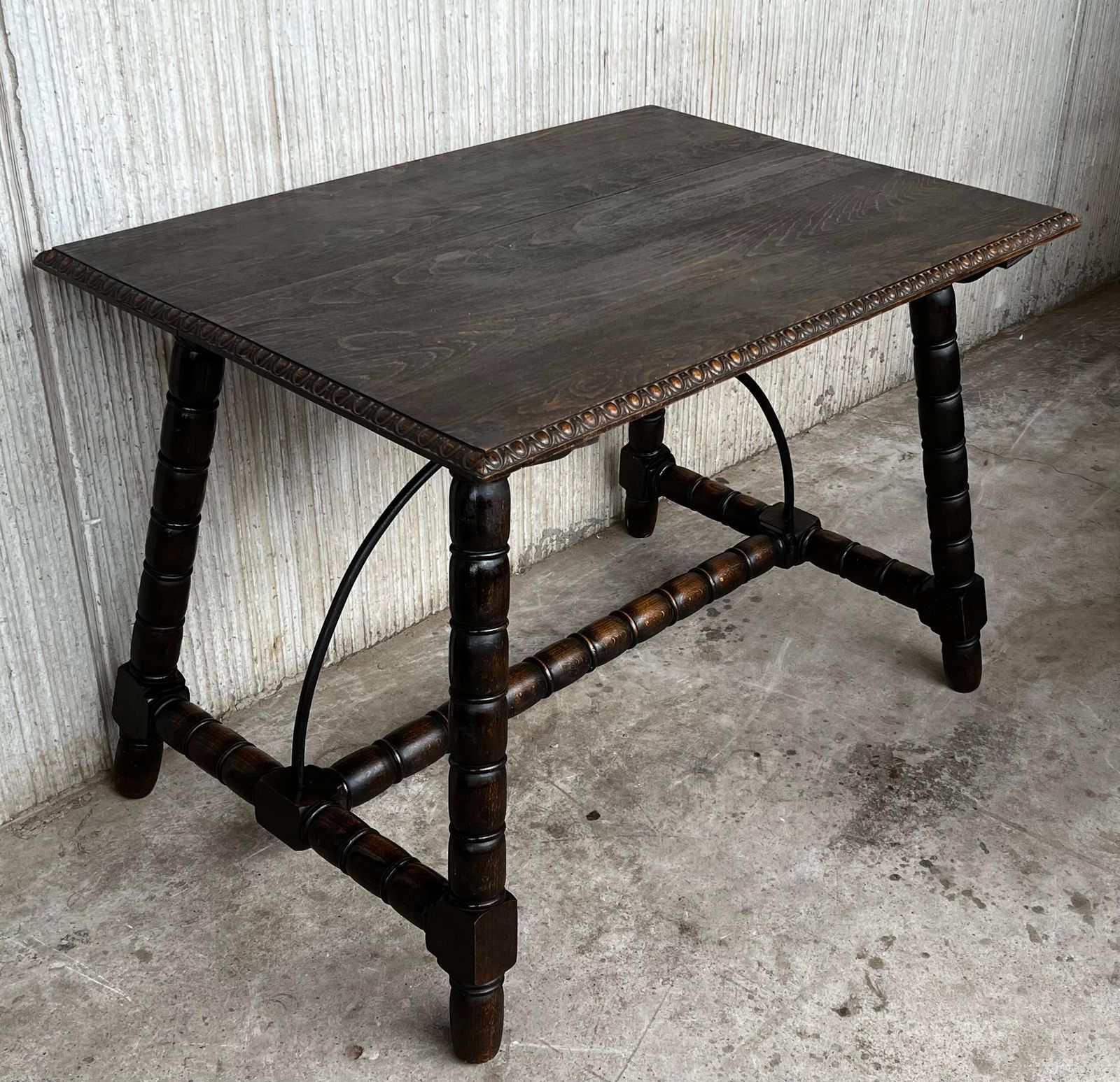 Table d'appoint espagnole du XIXe siècle, pieds tournés sculptés et entretoise en bois photo buy
