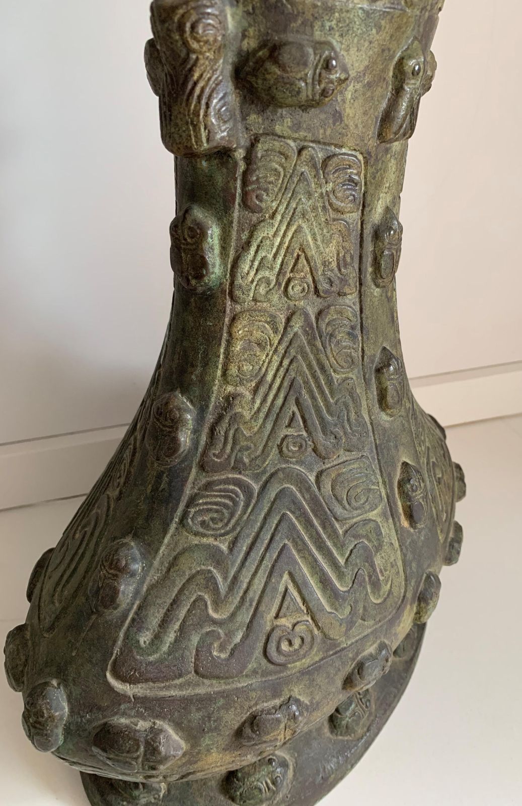 Décoration Vase en bronze archaïsant chinois, de style Gu de la dynastie Shang, vers 1900 photo
