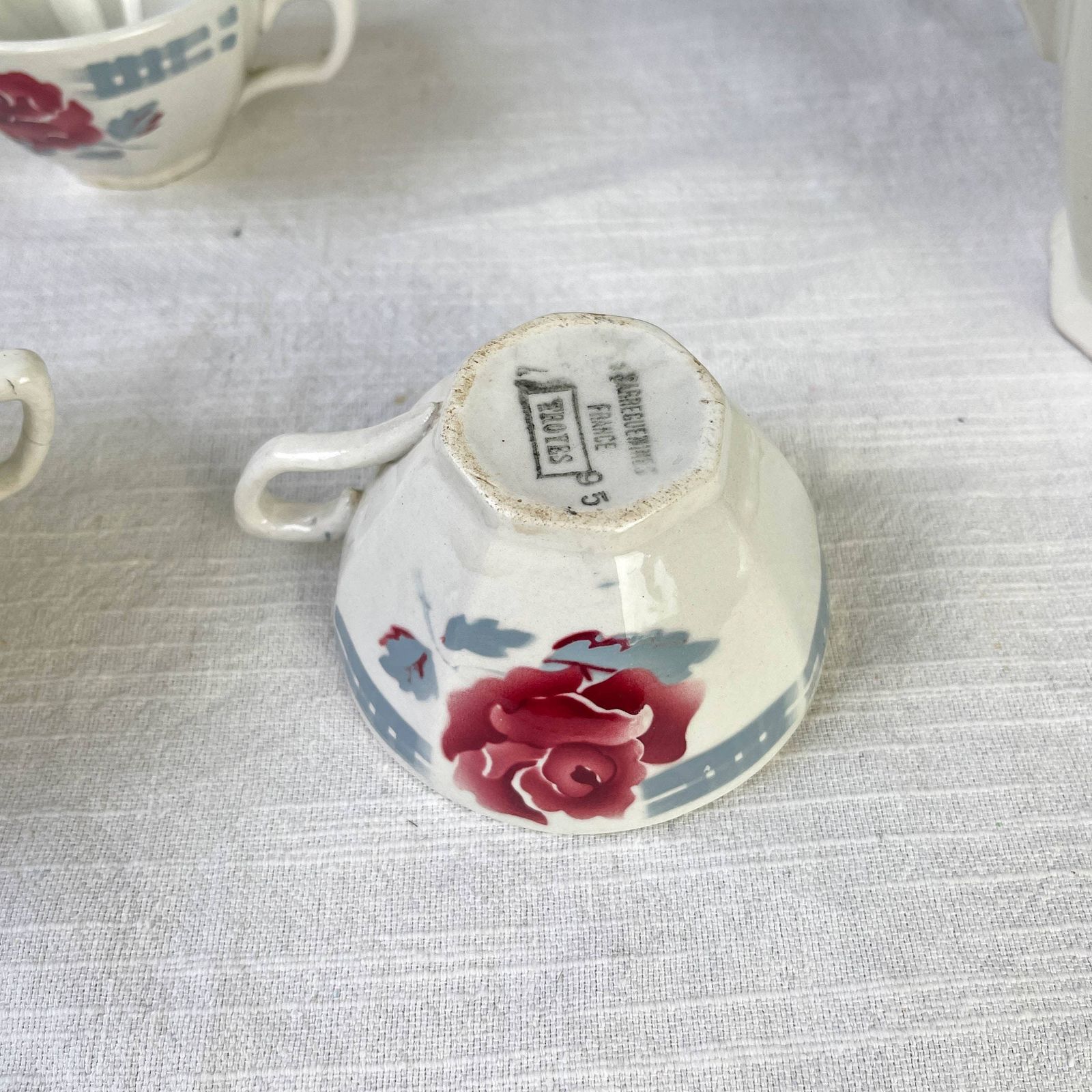photo furniture Vintage Tea Service In Flowered Earthenware Sarreguemines Model "Troyes" ~ Vintage Coffee Service Made In France ~ Tea Cups ~ Teapot