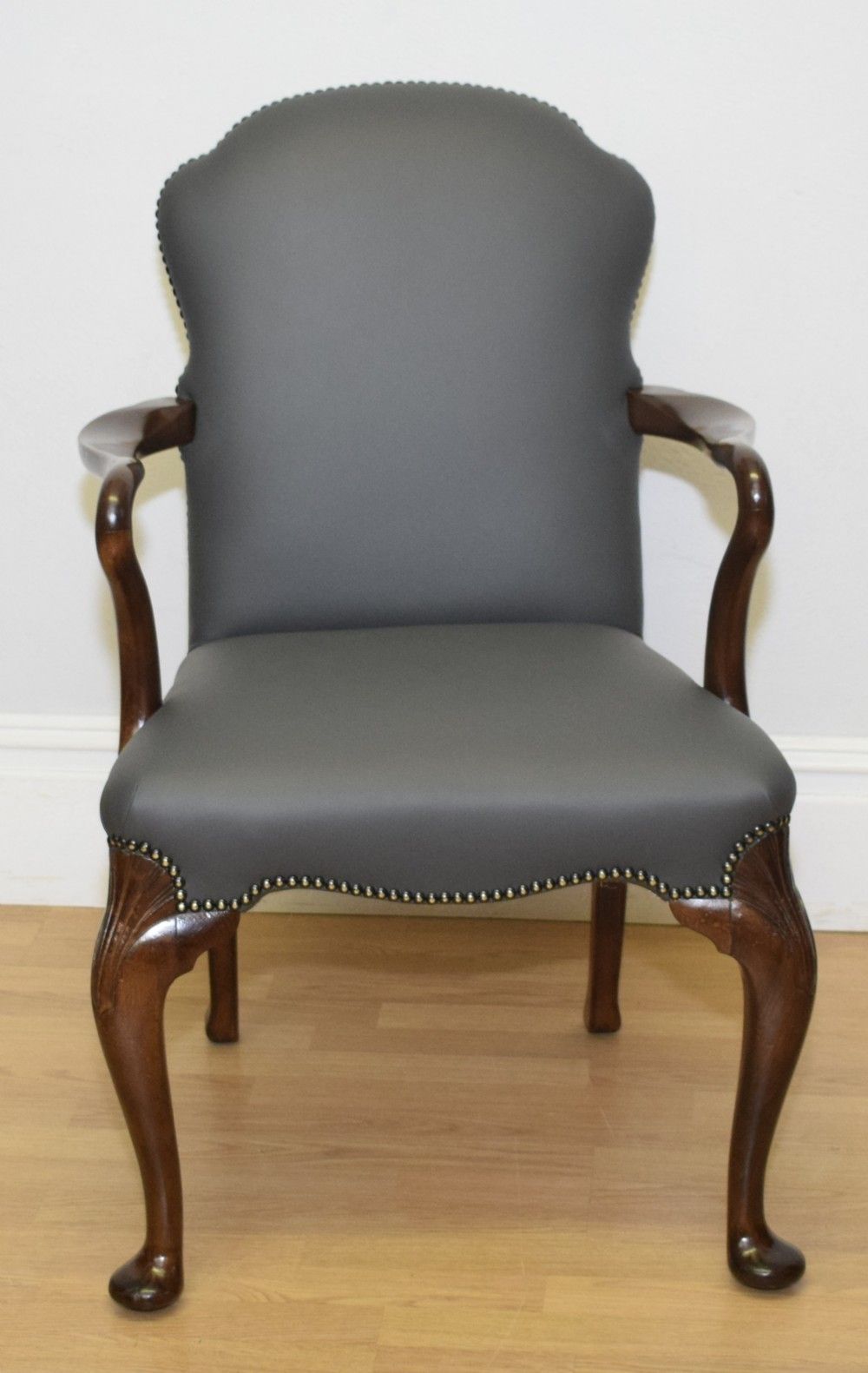 photo vintage Antique Desk Chair / Library Chair