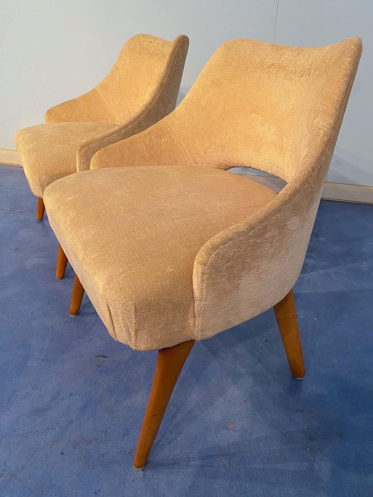 photo vintage A Couple Of Italian Mid Century Bed Chairs In Yellow Velvet By Vittorio Dassi