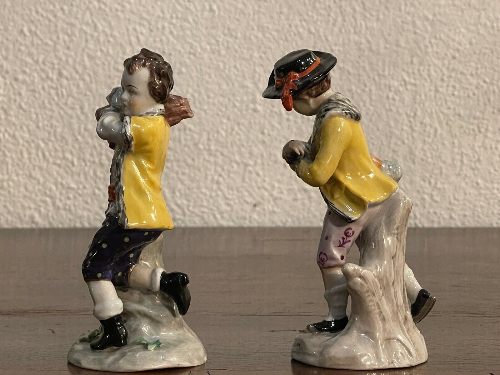 Pair Of Capodimonte Ceramics, Pair Of Kids "Hat And Wood photo 240.24