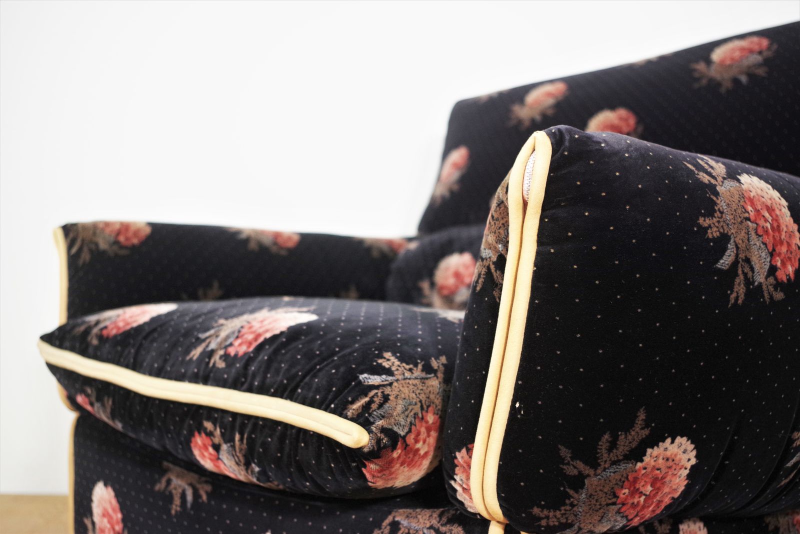 photo vinterior Chenille Flower Sofa, 70s, 1970s