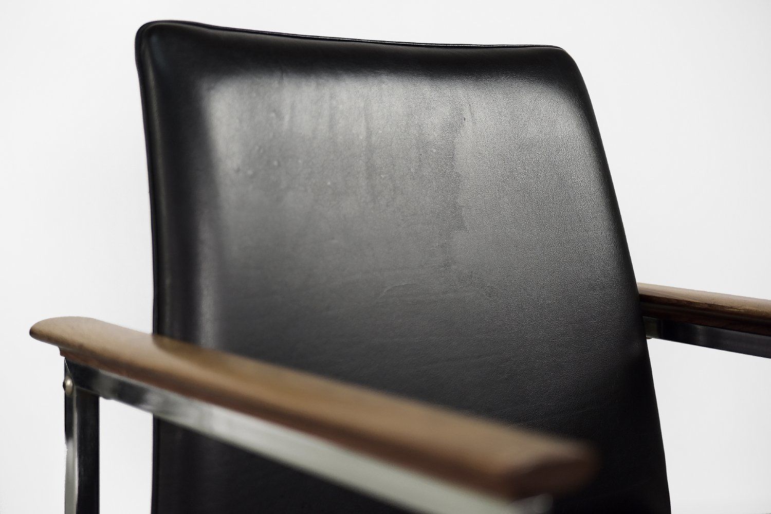 photo vintage Mid Century Scandinavian Black Leather Armchair By Sigvard Bernadotte For France & Søn, 1960s, Set Of 2