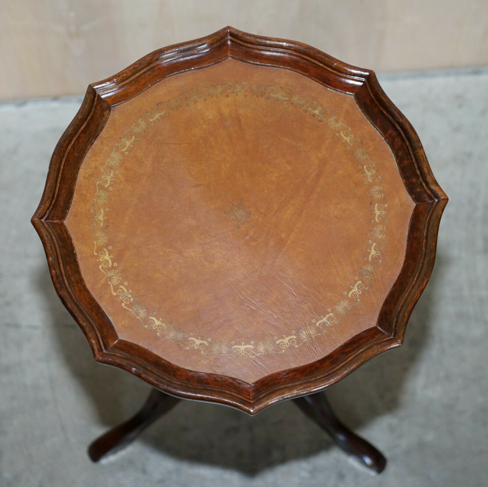 Lovely Vintage Pie Crust Edge Brown Leather Tripod Side End Lamp Wine Table photo for sale