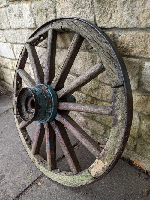 12 Spoke Cartwheel With Metal Rim photo vinterior