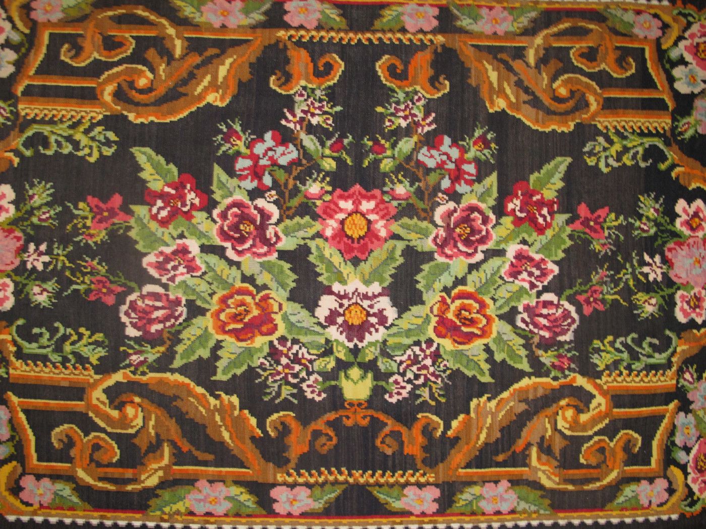 Vintage Moldovan Floral Kilim, 1920s, 1.84m X 3.04m (6' X 10') photo furniture
