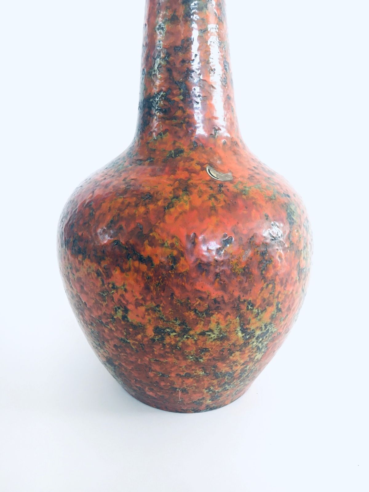 Mid Century Kunstatelier Aardewerk – Hoge Geribbelde Vaas Met Hoepelmotief, Hongarije, Ca. Jaren 1960 photo Woonaccessoires