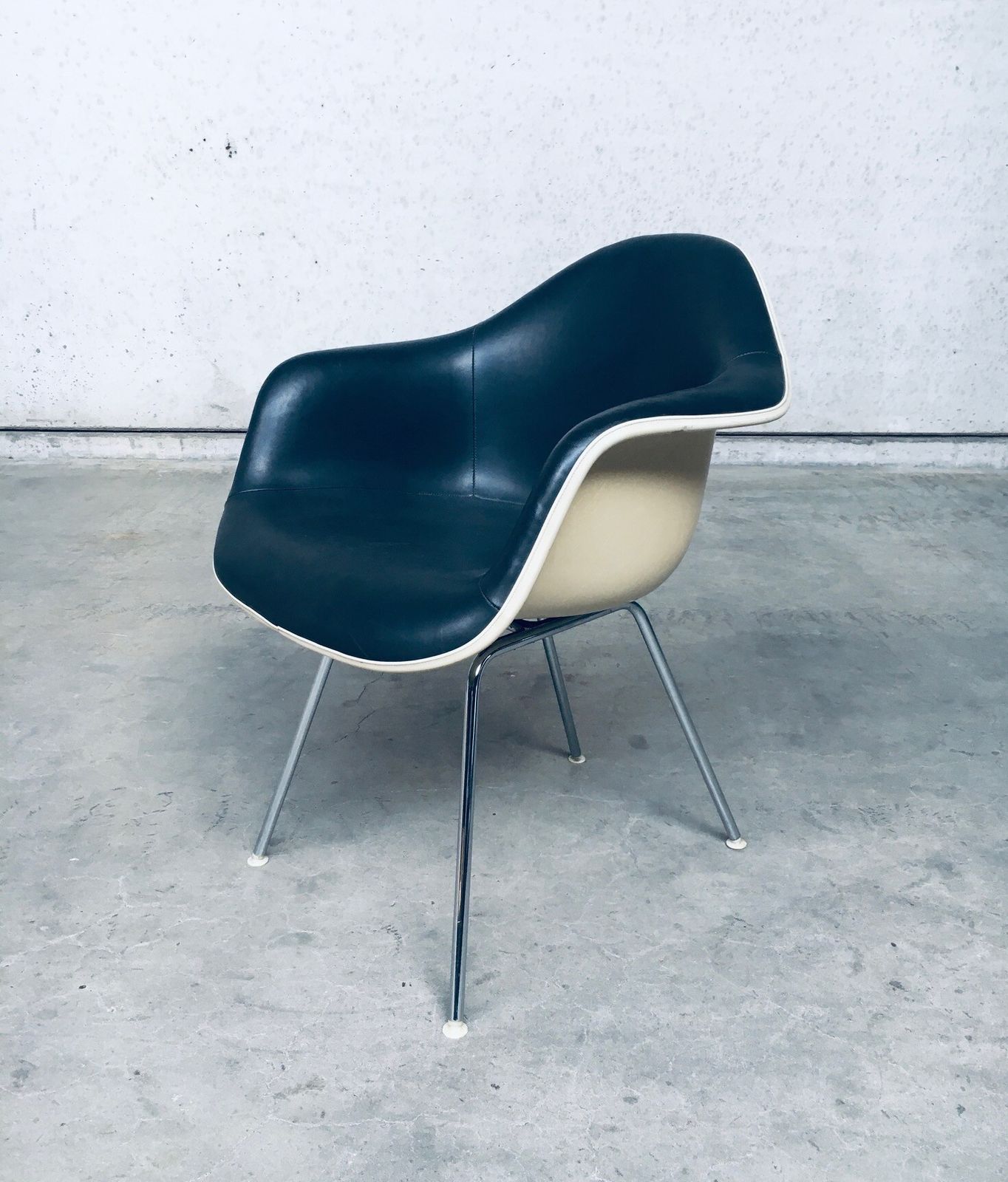 Mid Century Zwartleren Dax Fauteuil Van Charles En Ray Eames Voor Herman Miller, Ca. Jaren 1960