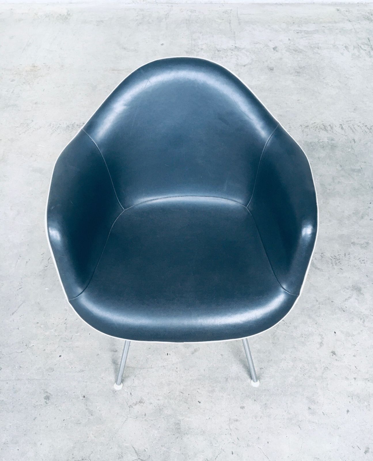 photo furniture Mid Century Zwartleren Dax Fauteuil Van Charles En Ray Eames Voor Herman Miller, Ca. Jaren 1960