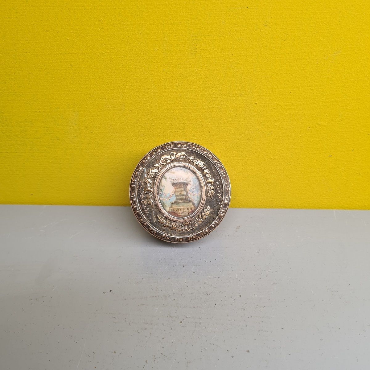 French Louis XV Gold And Tortioseshell Snuffbox, 18th Century. photo furniture